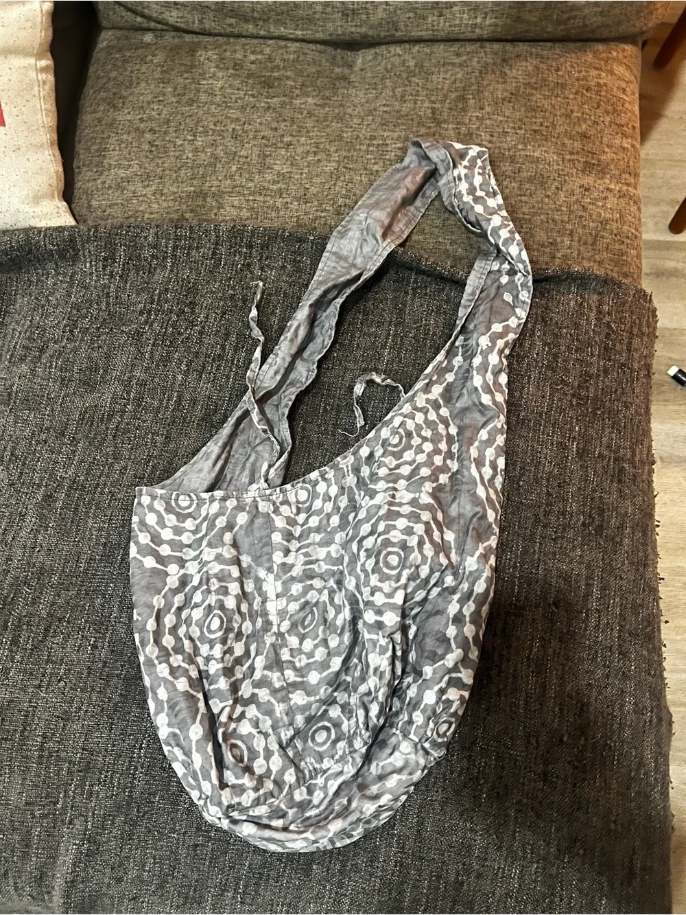 Source Unknown Gray Patterned Hobo Shoulder Bag